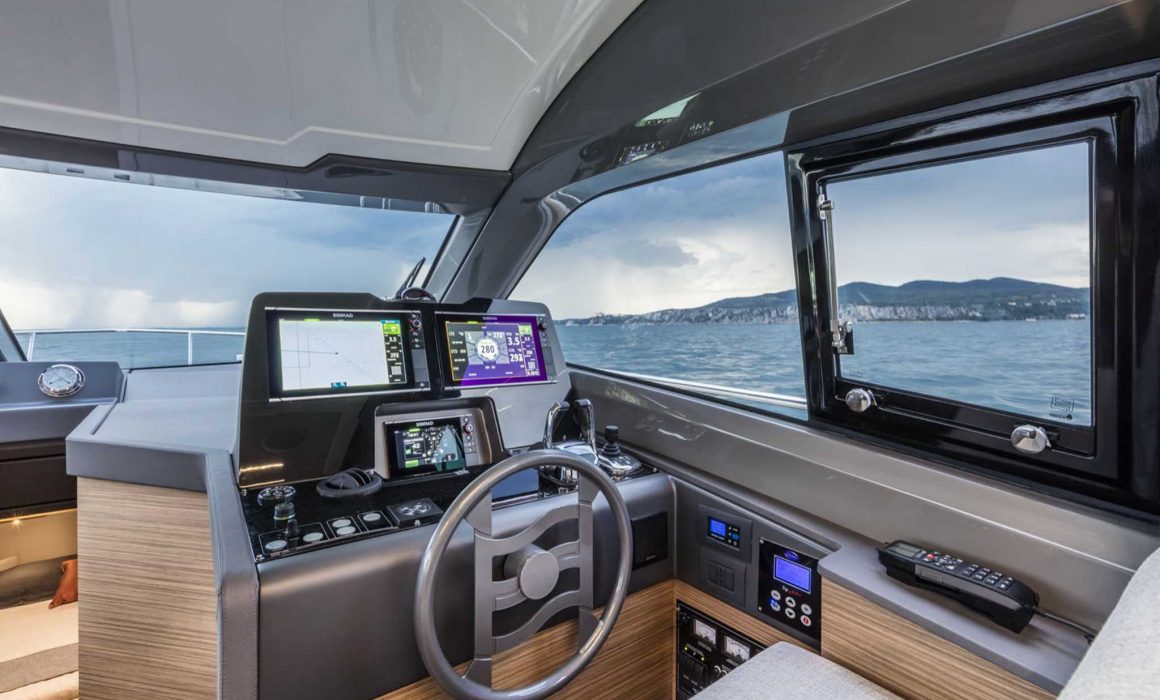 Ferretti Yachts 450 main deck