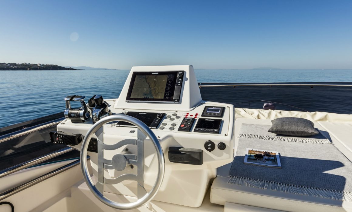 Ferretti Yachts 550 cruising