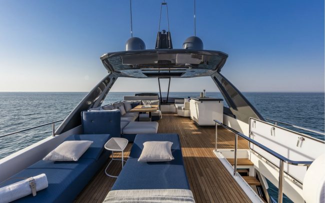 Ferretti Yachts 780 cruising