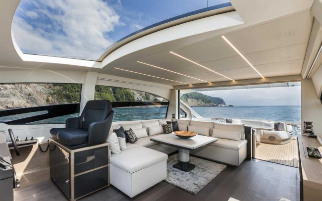 Pershing 70 main deck